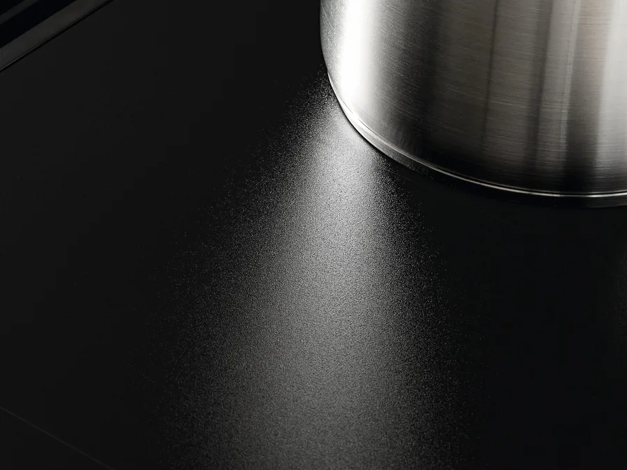 Mattschwarze MattFinish-Oberfläche des Miele KMDA 8683 FL mit einem Edelstahltopf