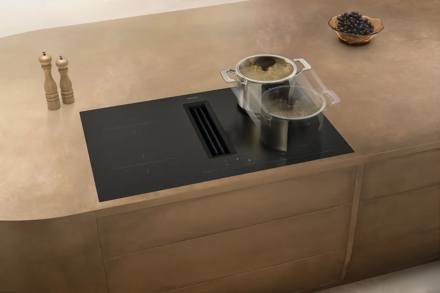 Topferkennung beim Miele KMDA 8683 FL: ein auf eine andere Kochzone verschobener Topf behält seine Einstellung